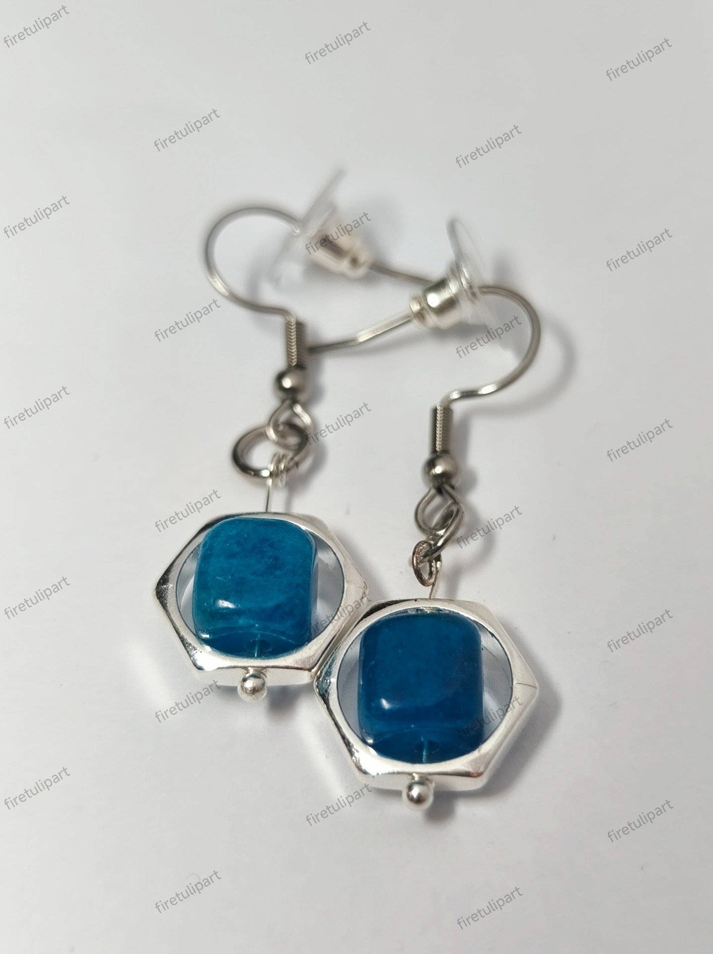 nemesacél fülbevaló, kék ásványkockával ajándék